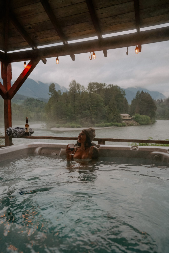 Cabin in Washington with hot tub