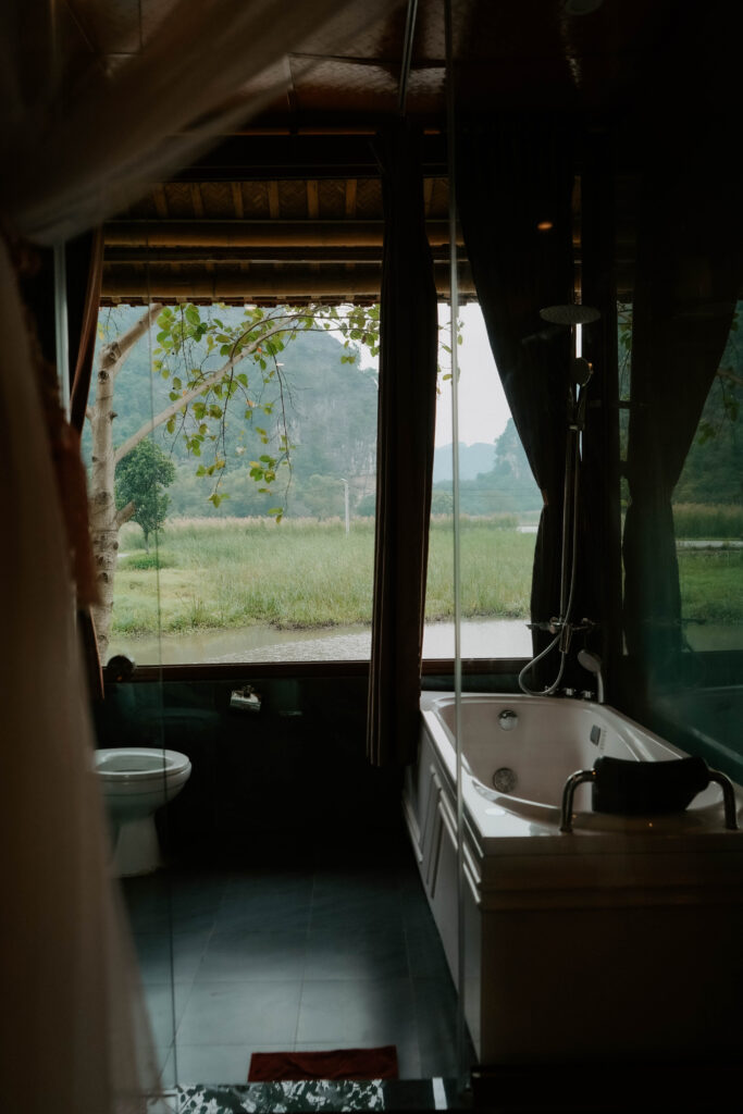 Bathtub with a view of a pond and mountains in Ninh Binh