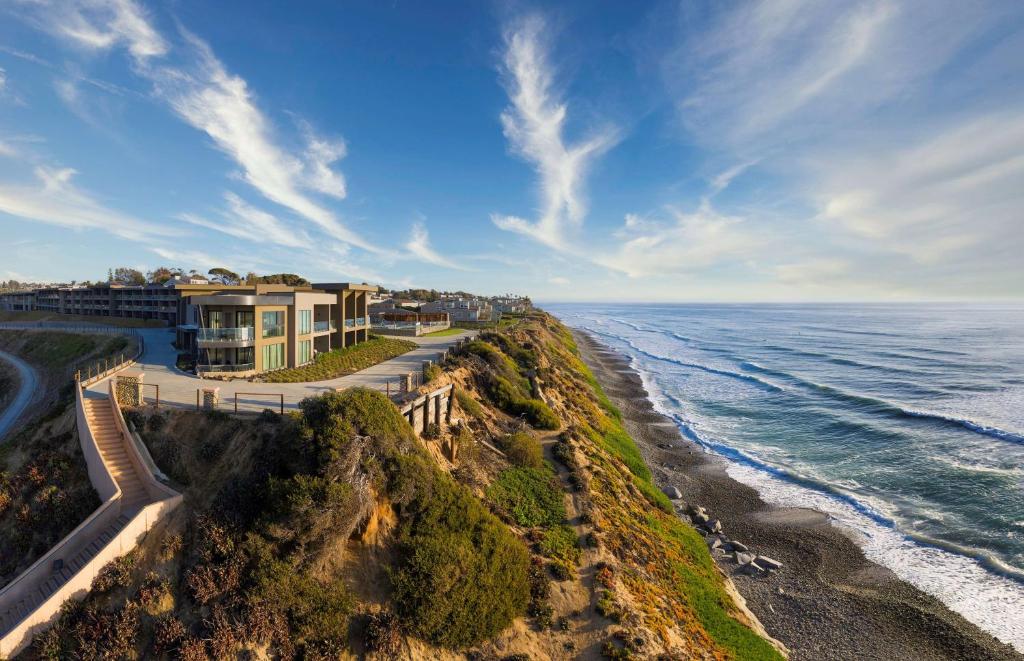 Hotel perched over the cliffs in San Diego